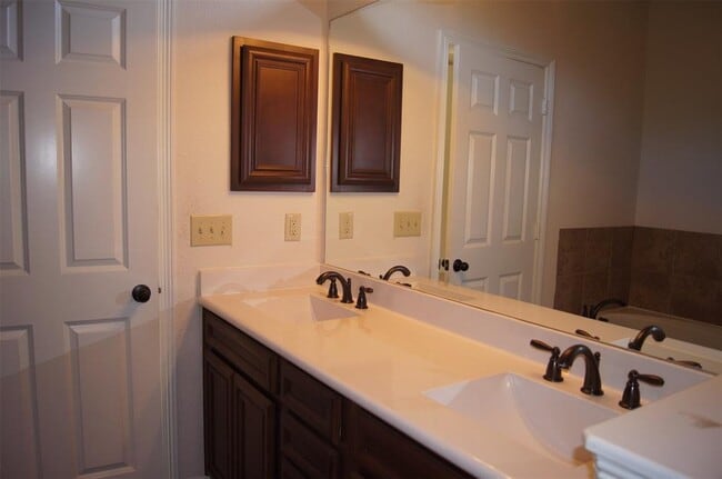 Building Photo - 10252 Stone Gate Dr