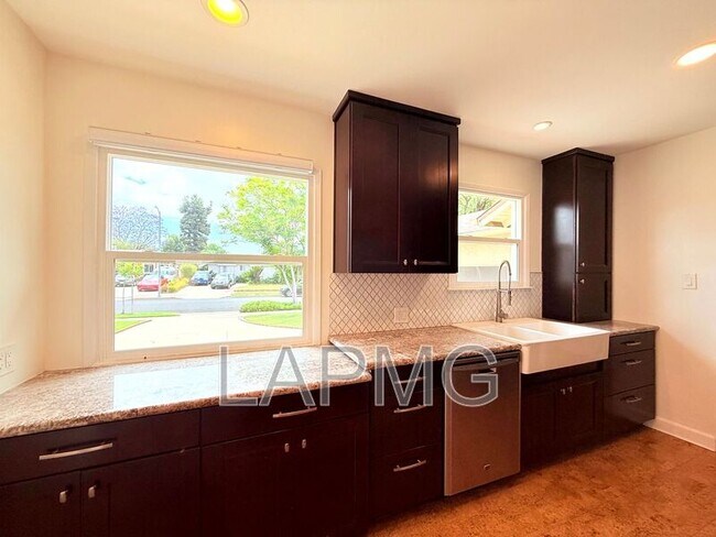 Building Photo - 16457 Gledhill St