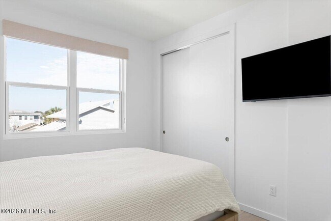 Building Photo - 114 12th Ave S