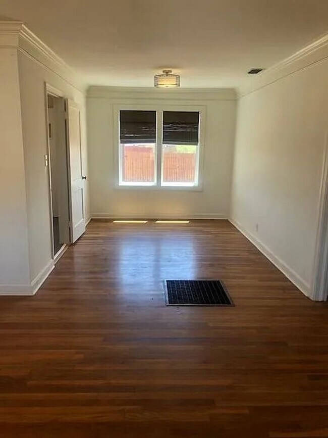 Building Photo - Cute 2 bedroom 1 bathroom house!