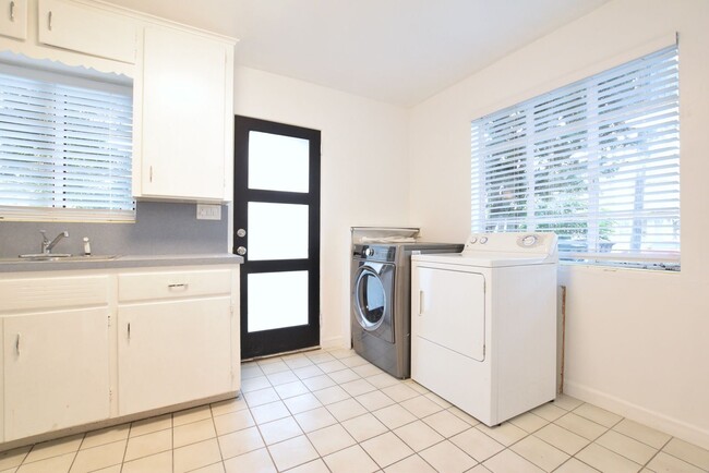Building Photo - 1 br, 1 bath House - 2314 Formosa Ave