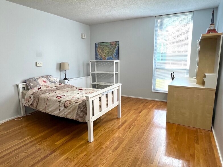 Bedroom 2 - 33 Pond Ave