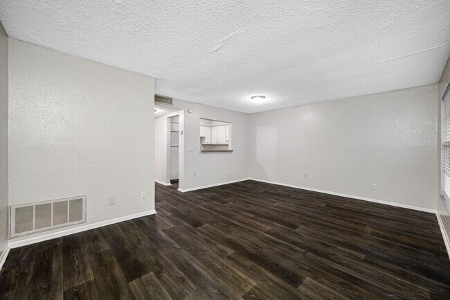 Building Photo - Spacious 1 Bed-1Bath apartment in the hear...