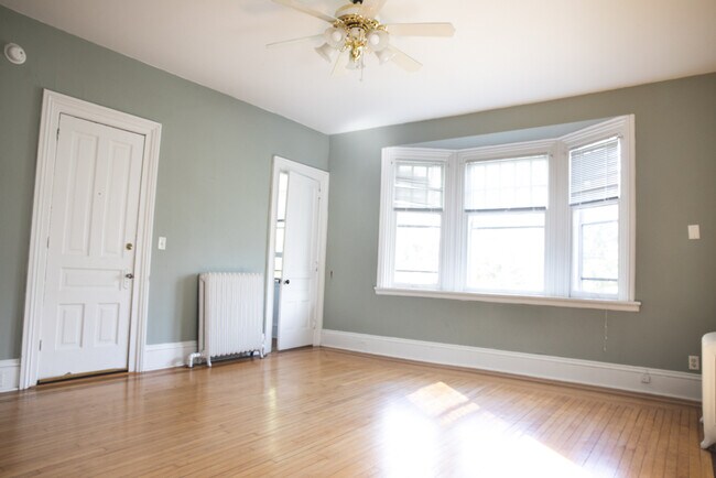 Building Photo - The Colonial Apartments