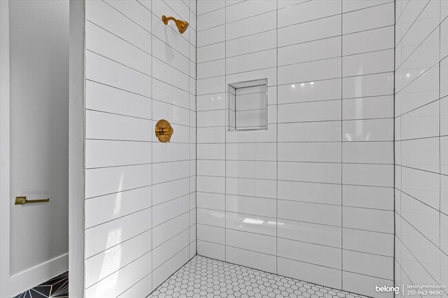 Building Photo - 810 Iowa St