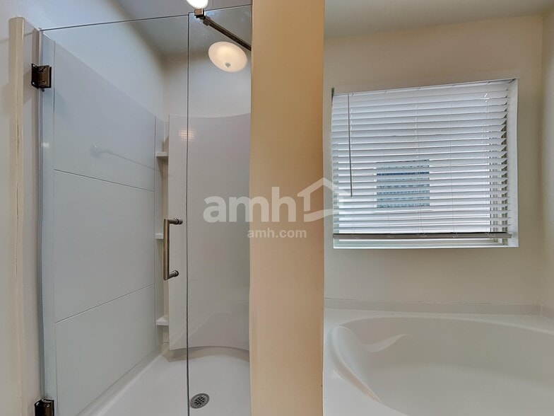 Building Photo - 351 Shady Glen