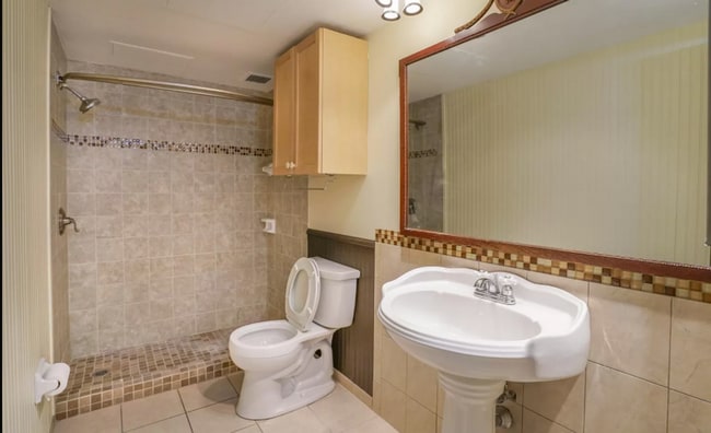 Building Photo - 3 Bedroom, 2 Bathroom Condo in Downtown!