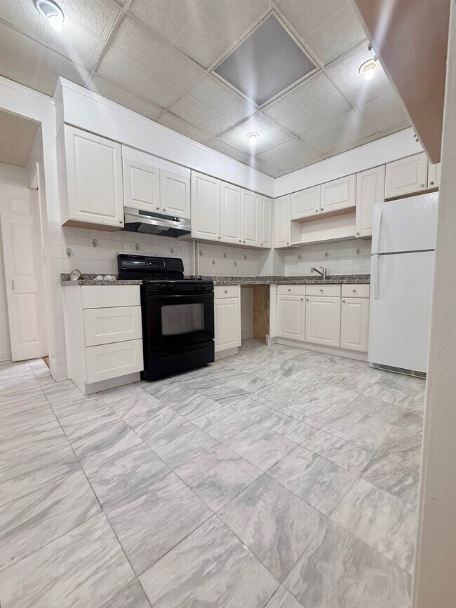 Building Photo - 94 Laidlaw Ave