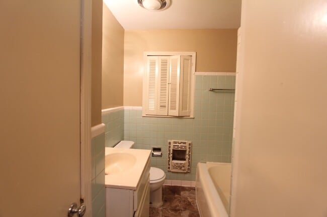 Building Photo - New On The Market with GREAT FEATURES!  Large 3 Bedroom PLUS Den!!