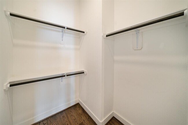 Building Photo - 5815 E Post Oak Ln