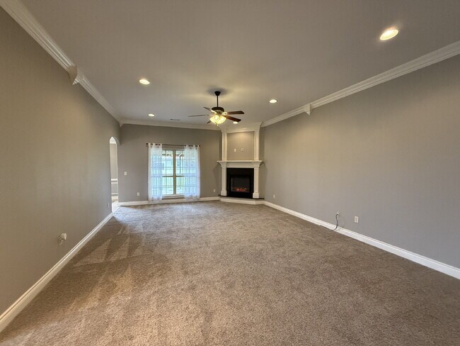 Building Photo - Great Outdoor Living Space / 4BR with 3 Ca...