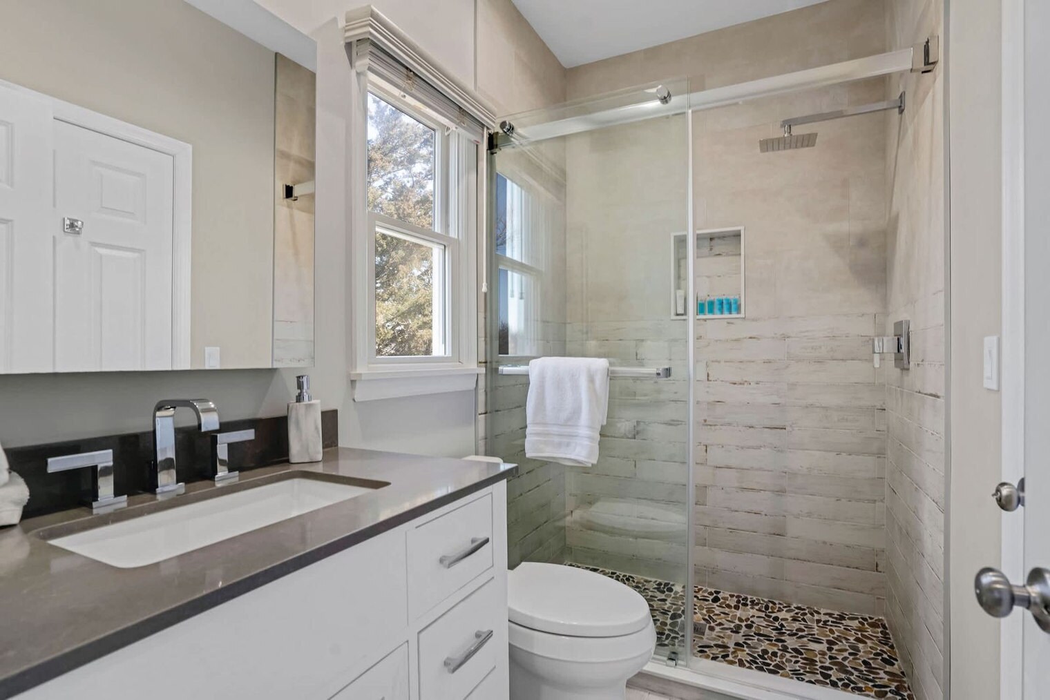 Building Photo - 76 Creek Rd