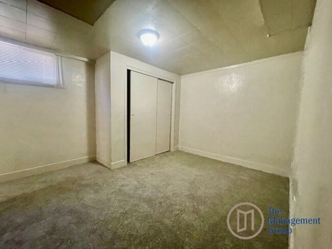 Building Photo - Downstairs Duplex Delight!