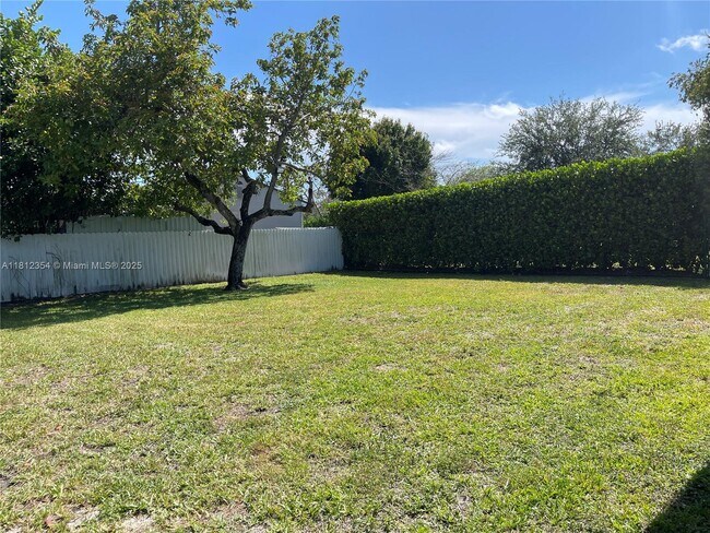 Building Photo - 557 De Leon Dr