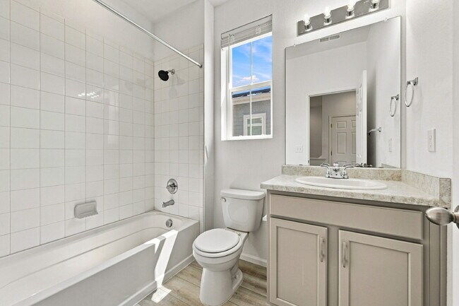 Building Photo - $2,495.95 - 3 Bed, 2.5 Bath Townhome in Aurora with Central AC and In Unit Laundry!