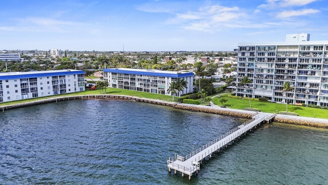 Building Photo - 2936 Lake Shore Dr