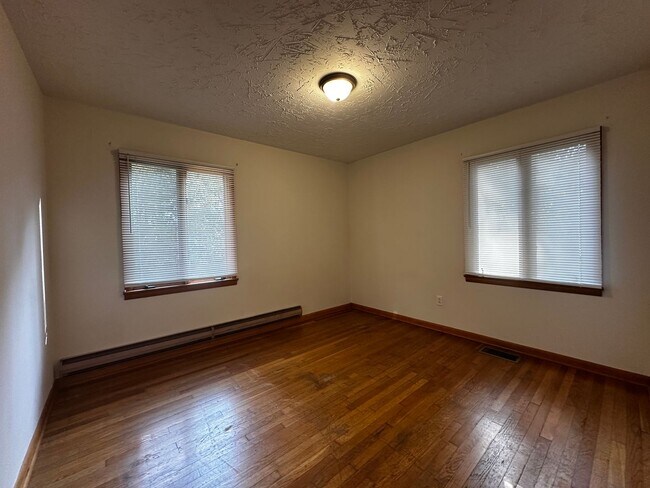 Building Photo - *Move in Special - Spacious 3 bedroom/ 2.5 bath home near Exit 8 - Morristown, TN