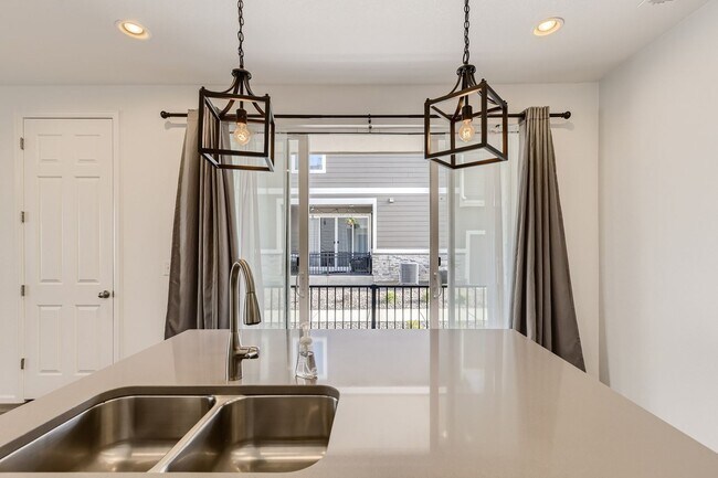 Building Photo - Stunning 3 Bed 2 1/2 Bath in Aurora!