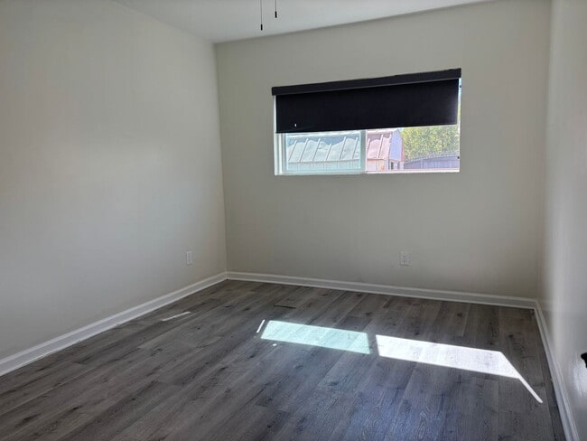 Building Photo - 10547 Hayvenhurst Ave