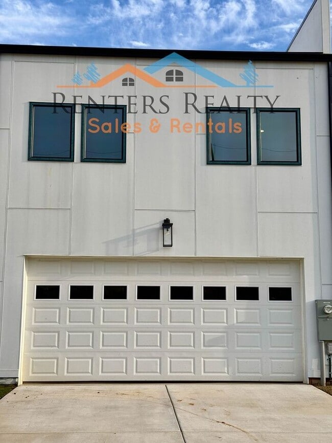 Building Photo - Stunning 3 Bedroom with Rooftop Terrace