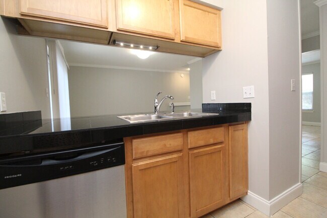 Building Photo - Updated Northeast Pensacola 3BR End-Unit Townhome Near UWF & Cordova Mall with Fresh Paint, New C...