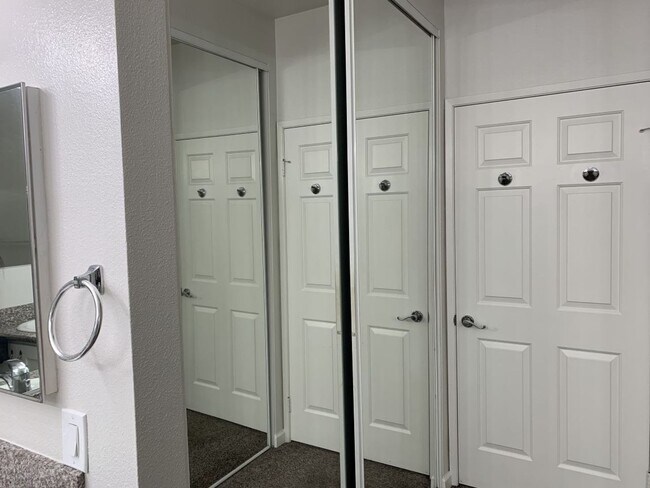 Building Photo - Sabre Springs Top Floor Condo with Carport