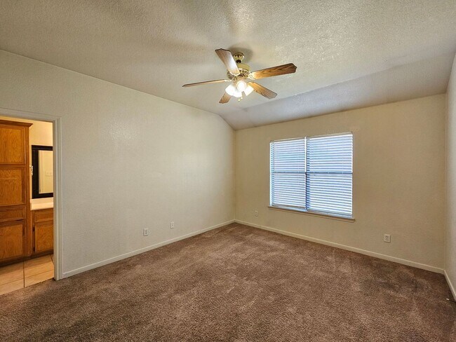 Building Photo - AVAILABLE NOW!