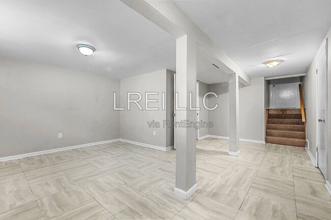 Building Photo - 2414 Parkdale Ave