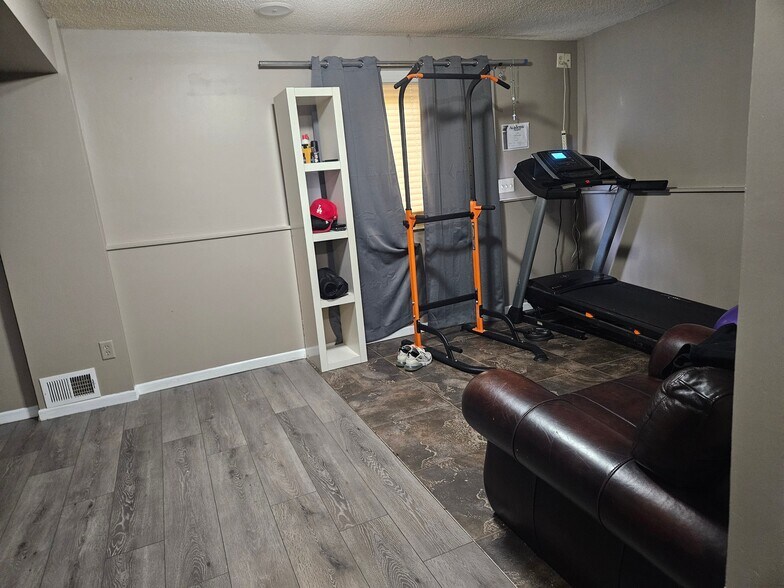 Building Photo - 10259 Englewood Dr