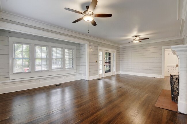 Building Photo - 6bed/3bath House in West Campus