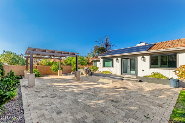 Building Photo - 687 E Park Ave