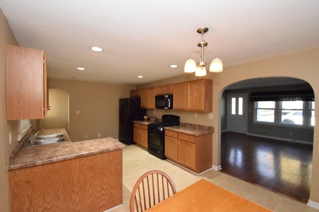 Building Photo - 477 W Spring St