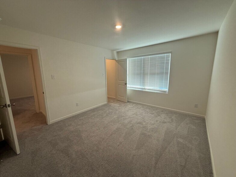 Building Photo - 2206 Meadow Park Drive