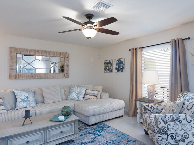 Building Photo - Luxury Seasonal Furnished Rental "Charming...