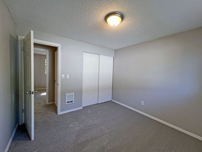 Building Photo - Charming Immaculate Three Bedroom Rambler in Tacoma