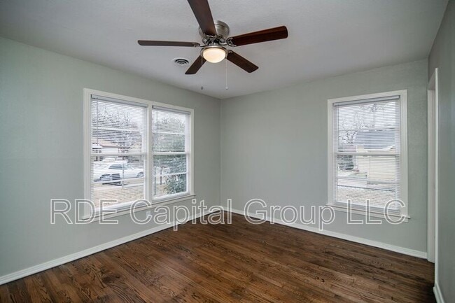Building Photo - 1209 W Boyce Ave