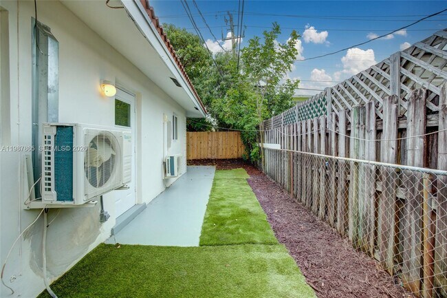 Building Photo - 1750 NE 56th Ct