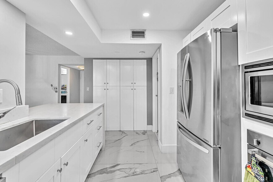 Building Photo - 1000 Parkview Dr