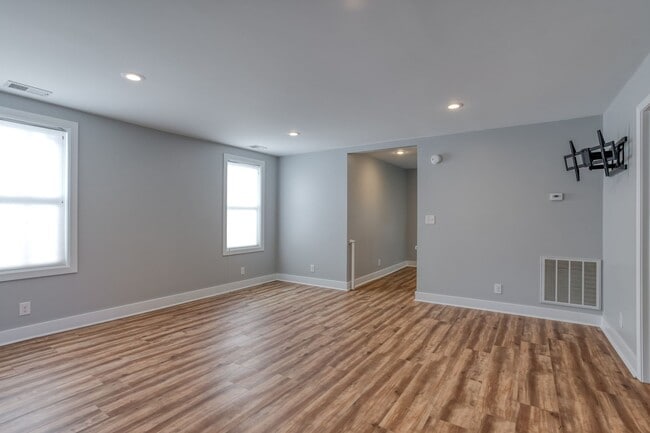 Building Photo - HOUSE FOR RENT