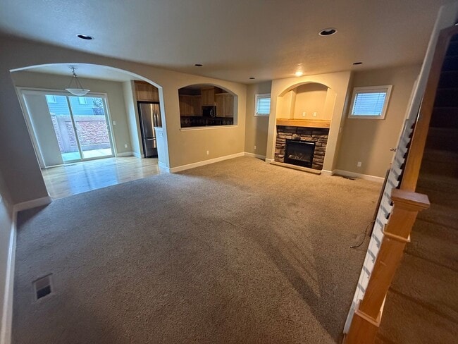 Building Photo - Spacious Northwest Townhome, 3 Bdrms, 2.5 ...