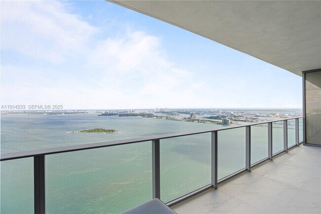 Building Photo - 700 NE 24th St