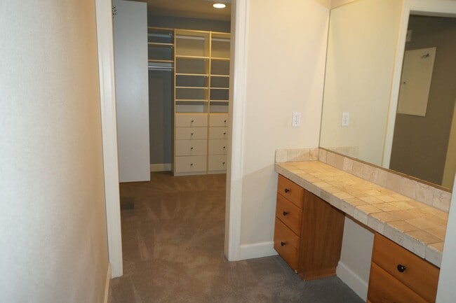 Building Photo - Spectacular NW Portland 4 bedroom with gue...