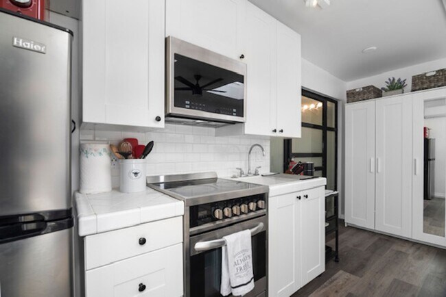 Building Photo - Stunning Furnished Mission Hills Studio w/...