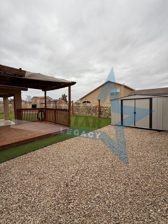 Building Photo - Spacious 4 Bedroom Home w/ Large Landscape...