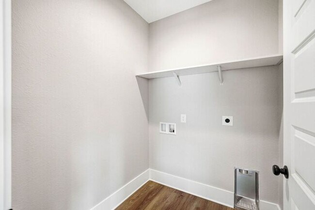 Building Photo - One-Level Living with Private Garage, Feels Like Home, Not an Apartment