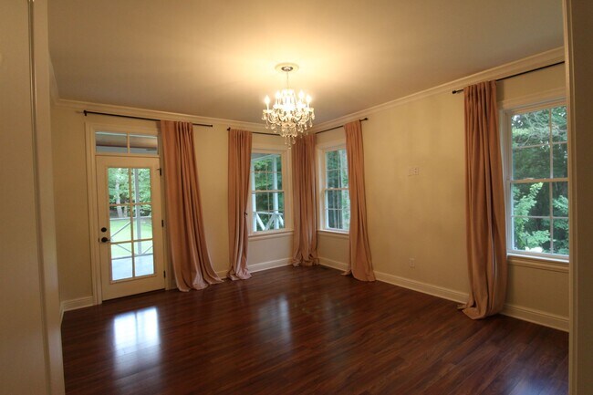 Building Photo - 3 Bedroom 3 Bath House in Beautiful, Quiet Setting