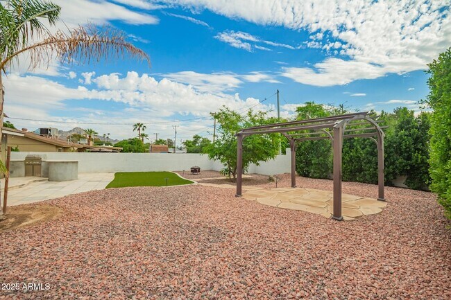 Building Photo - 501 E El Camino Dr