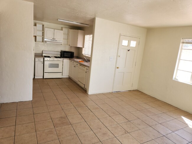 Building Photo - 2140 N Forgeus Ave