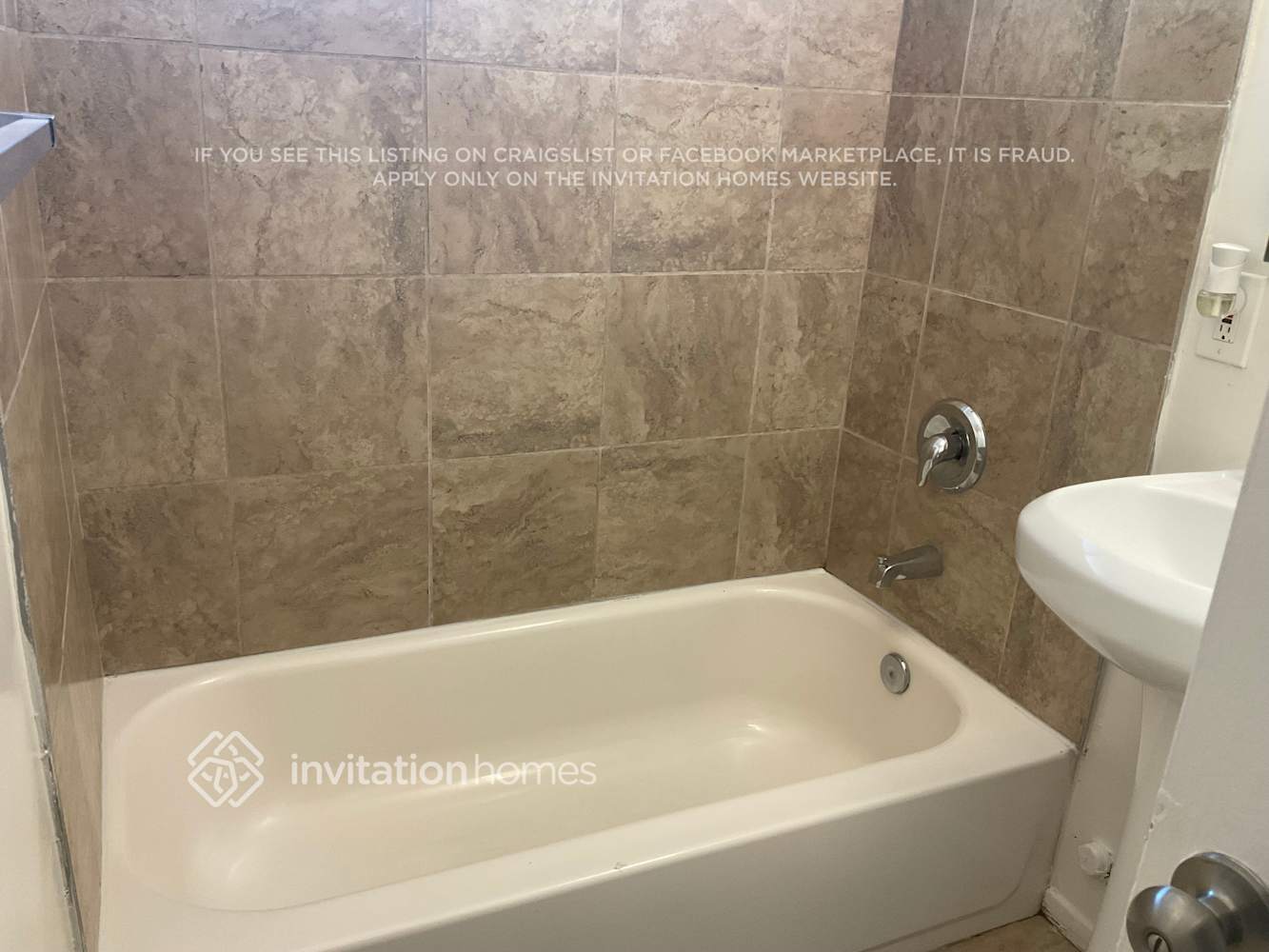 Building Photo - 11240 Gaviota Ave