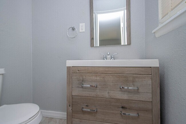 Building Photo - Charming 3-Bedroom Home with Large Fenced Backyard in Little Rock!